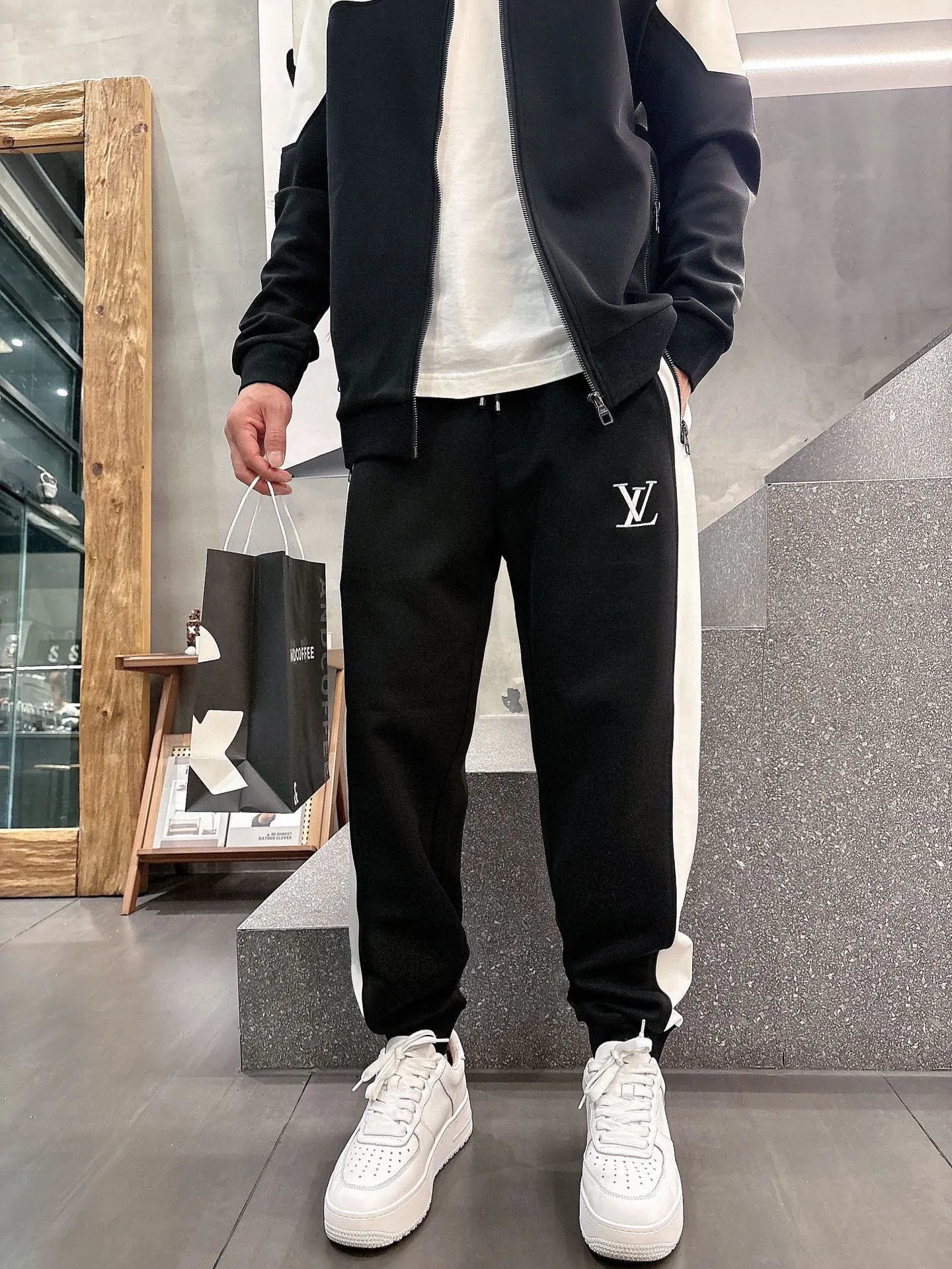 [LV Louis Vuitton] Hot-selling suit is coming. Focus on the original version of the official website. 2025 new hot-selling cardigan and sweatshirt suit. The original order is the best 🇭🇰. It is the meticulous work of top designers. It has a fitting and perfect upper body effect. All-natural high-quality Tencel Roman cotton 100%, close-fitting comfort, noble and elegant! Original hardware embodies elegance and nobility! Counter size: M-3XL (maximum wear up to 190 pounds)